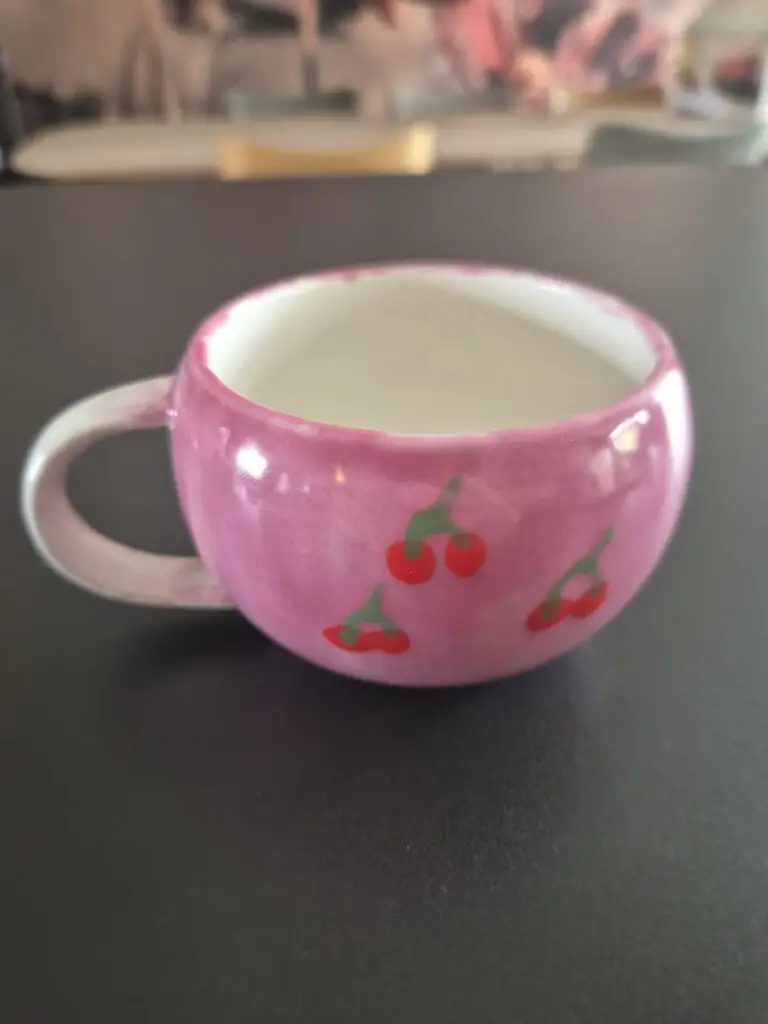 Roze mok met geschilderde kersen