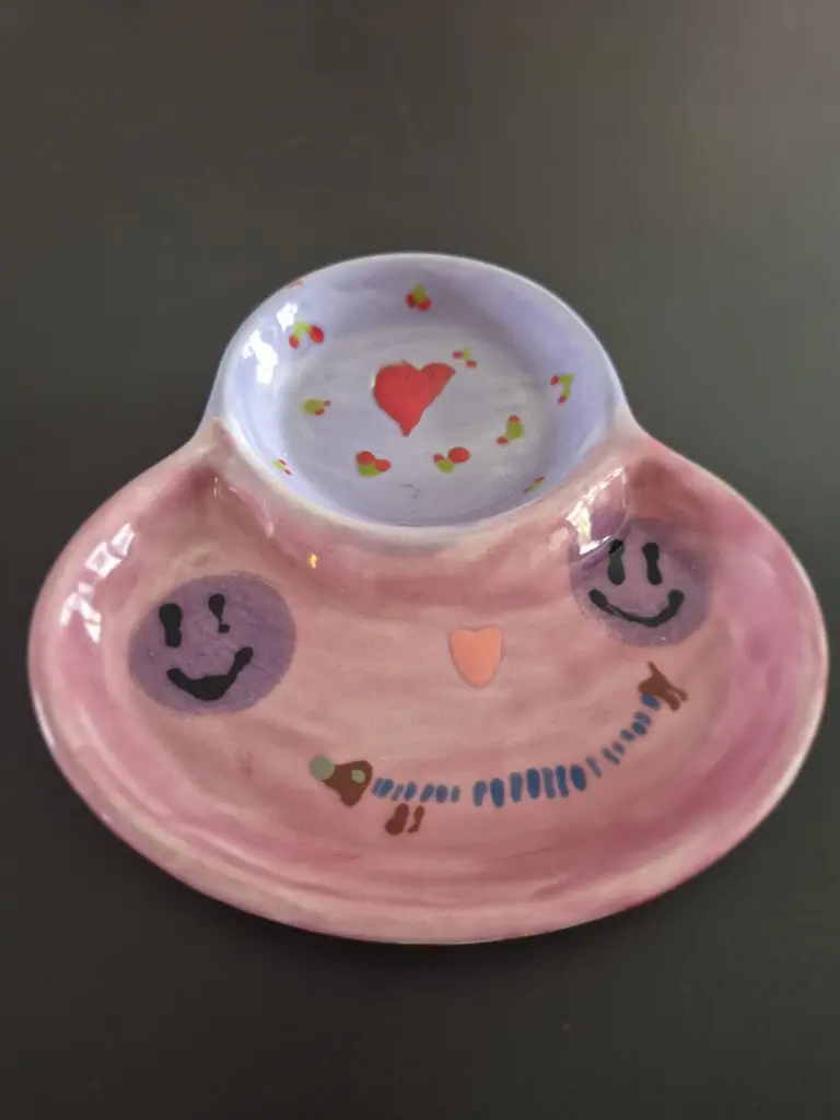Roze bord met smileys en hartjes, gemaakt tijdens een kinderfeestje