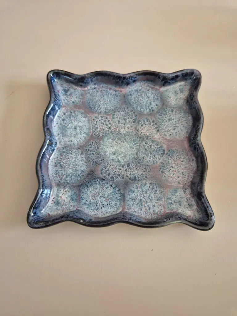 Vierkant schaaltje met gevlekt blauw glazuur en golvende rand